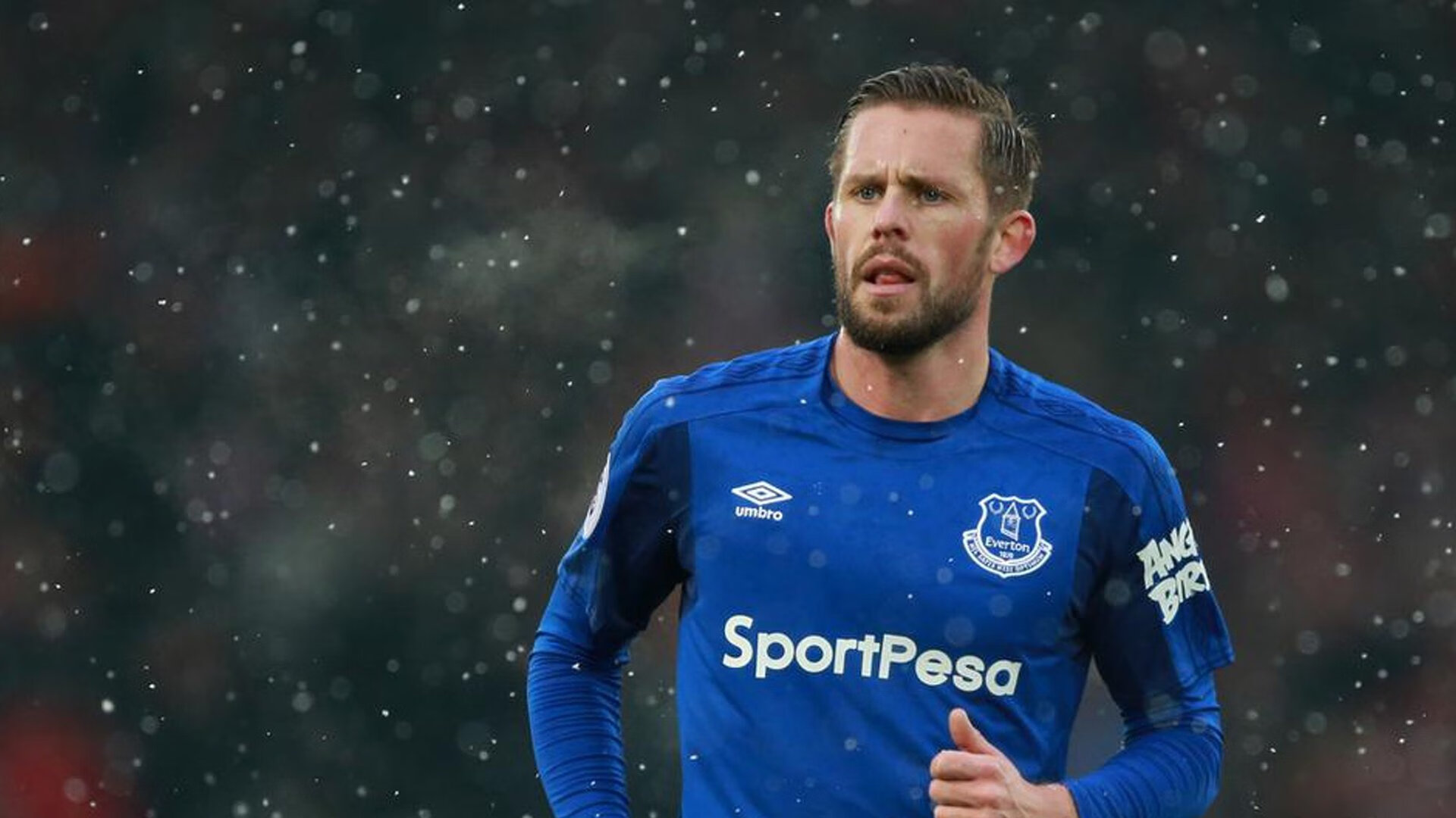 墨西哥骑手费德里科·费尔南德斯在巴黎奥运会上与“Romeo”马匹共同参赛，尽管因马匹受伤被迫退出，但展现了坚强意志。