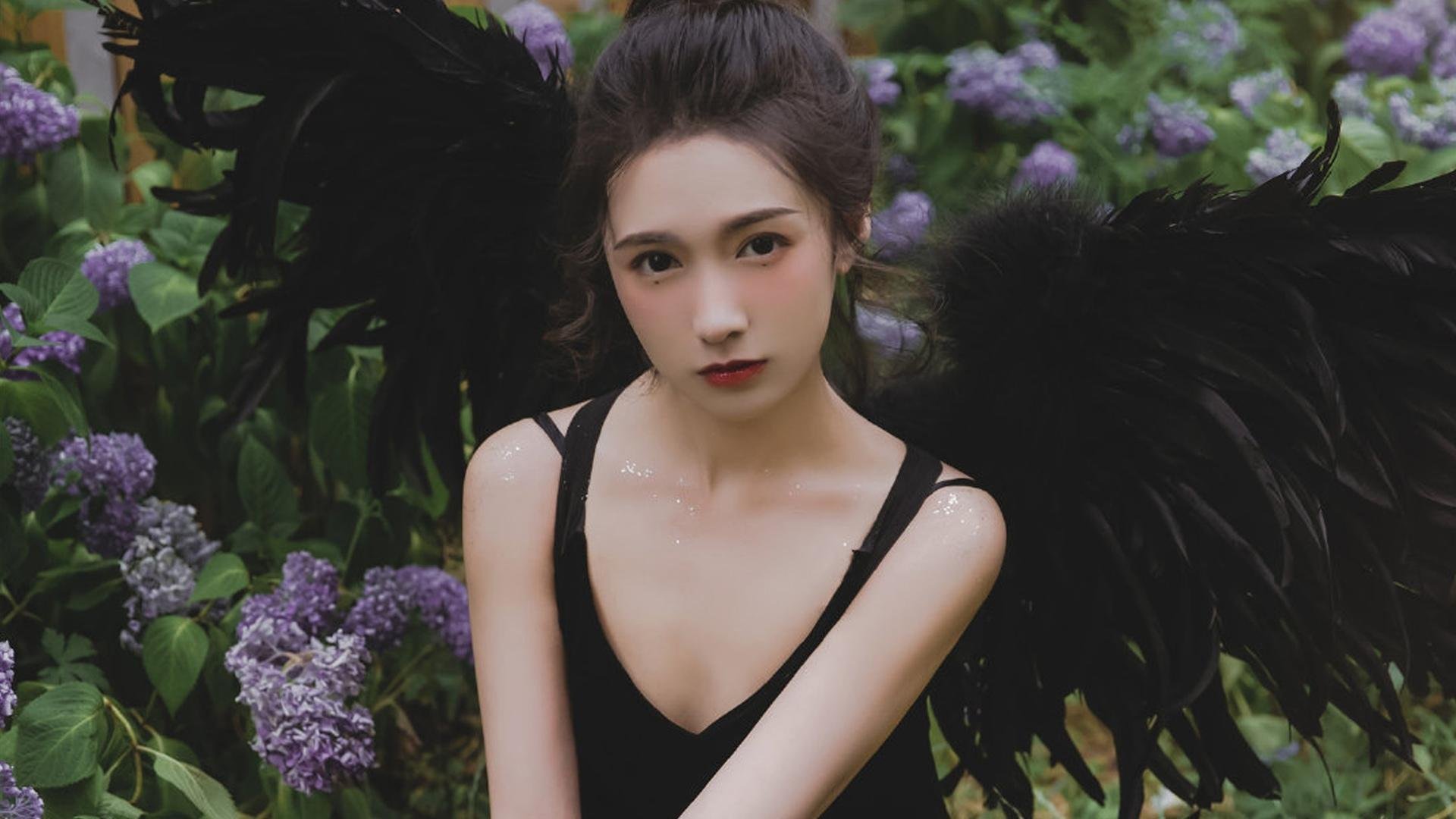 墨西哥骑手费德里科·费尔南德斯在巴黎奥运会上与“Romeo”马匹共同参赛，尽管因马匹受伤被迫退出，但展现了坚强意志。